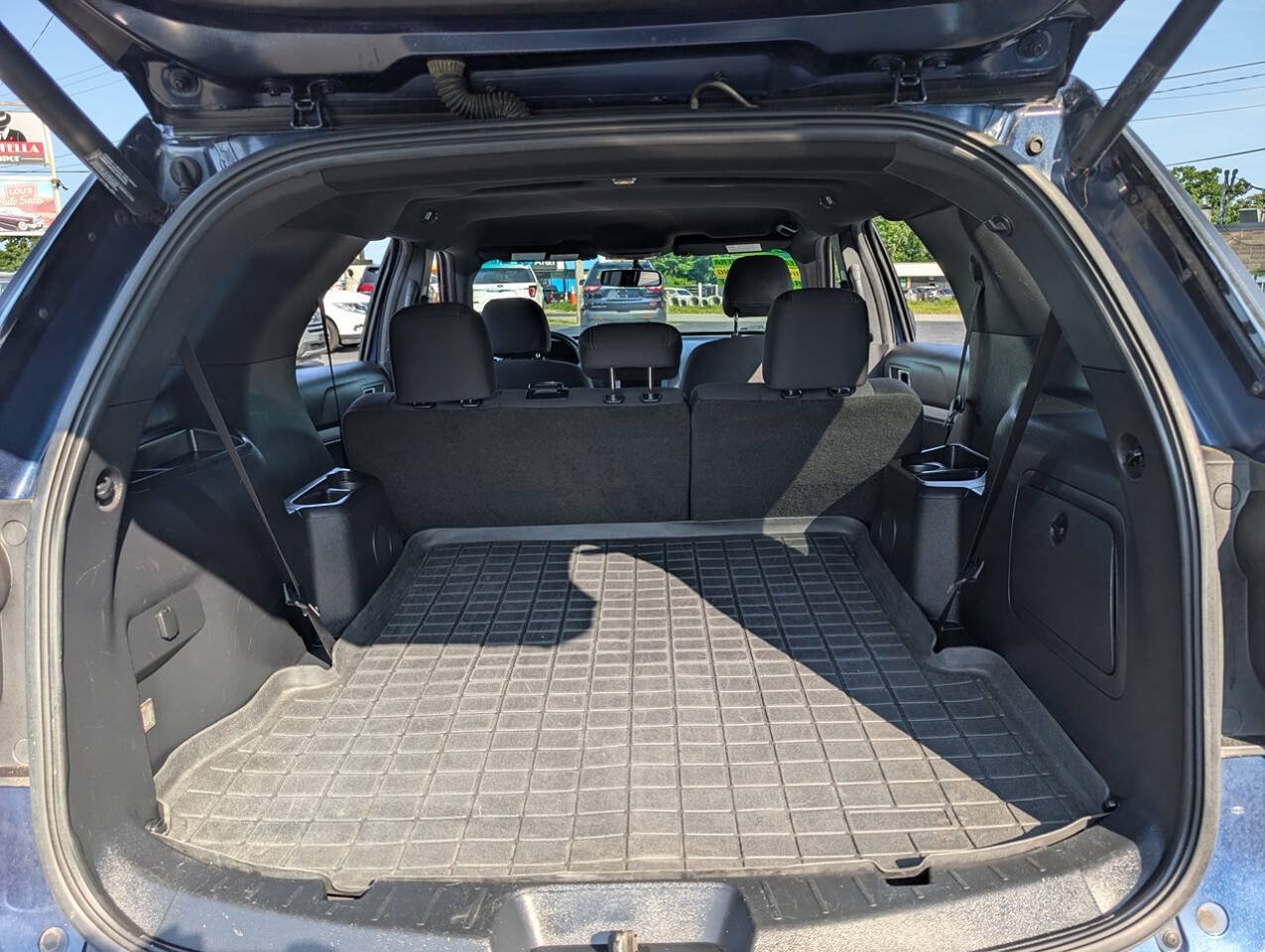 Used 2017 Ford Explorer XLT w/ Equipment Group 201A AWD/4WD image 30