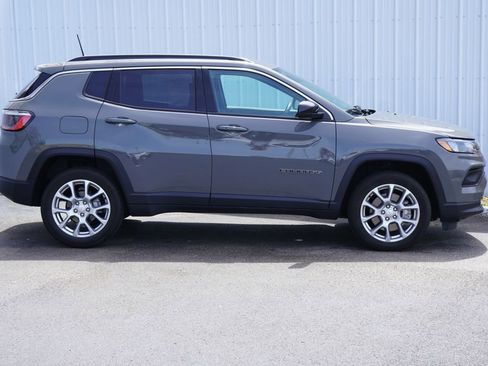Used 2023 Jeep Compass Latitude AWD/4WD image 2
