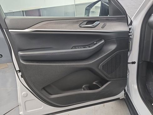 Used 2024 Jeep Grand Cherokee Limited image 25