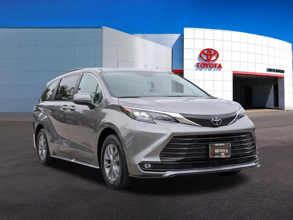 Used 2026 Toyota Sienna XLE FWD image 9