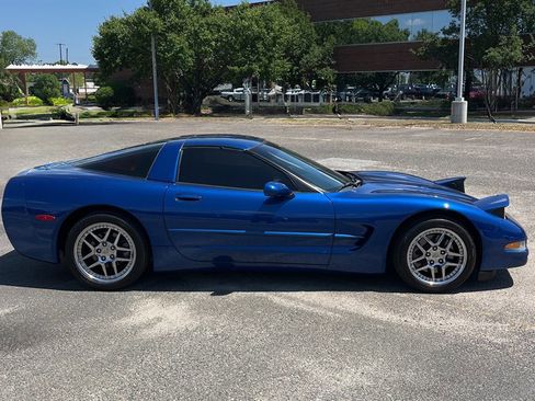 Used 2002 Chevrolet Corvette Coupe w/ Preferred Equipment Group1 image 3