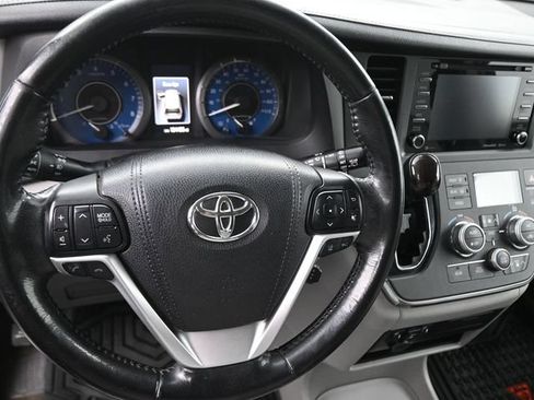 Used 2018 Toyota Sienna XLE FWD image 27