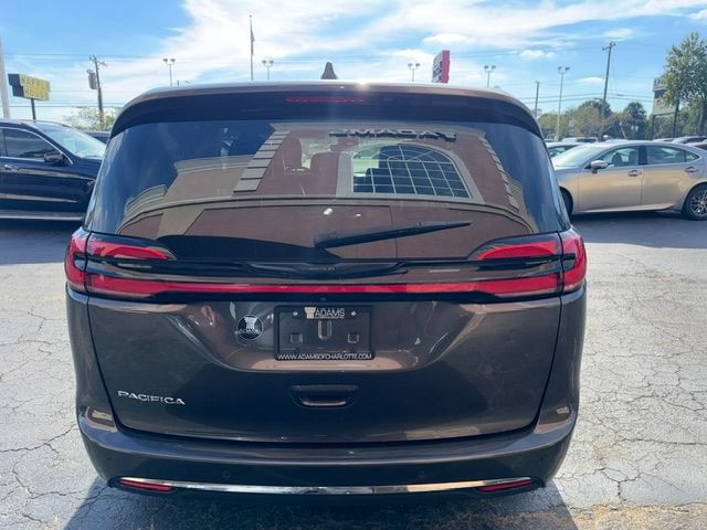 Used 2023 Chrysler Pacifica Touring-L FWD image 5