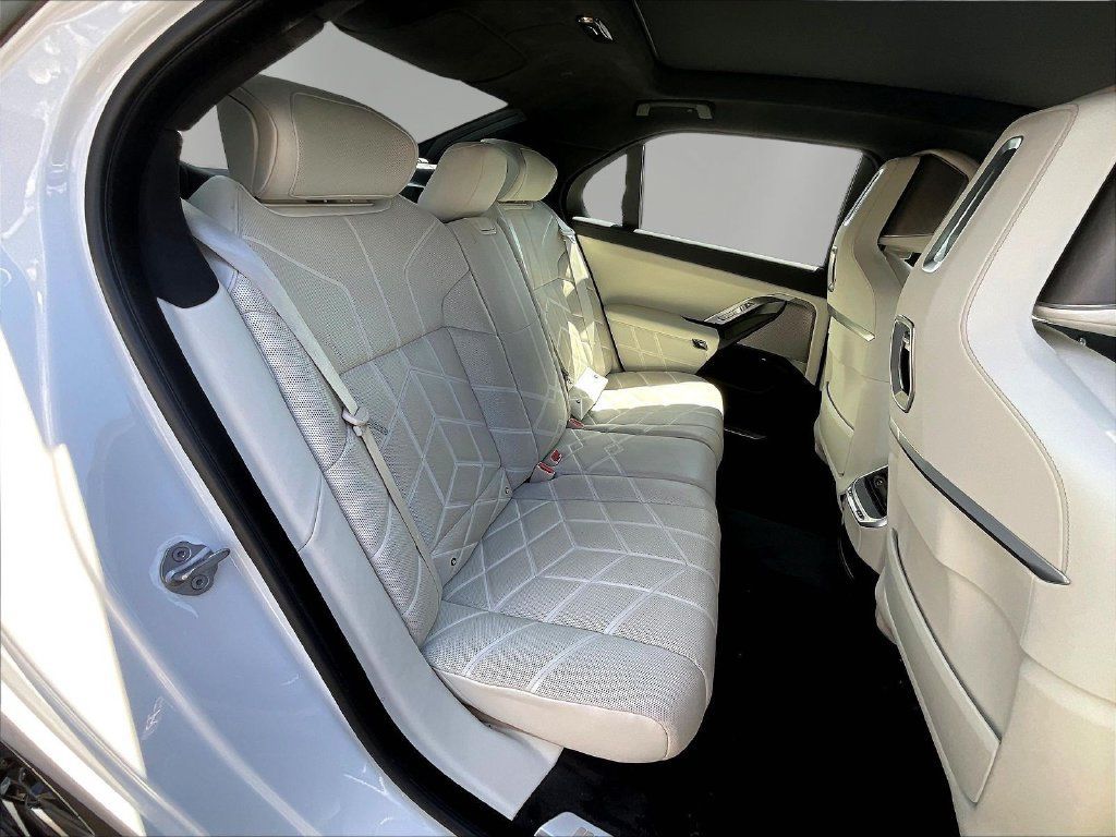 Used 2023 BMW i7 xDrive60 AWD/4WD image 24