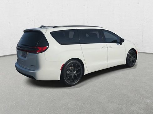 Used 2025 Chrysler Pacifica Limited FWD image 5