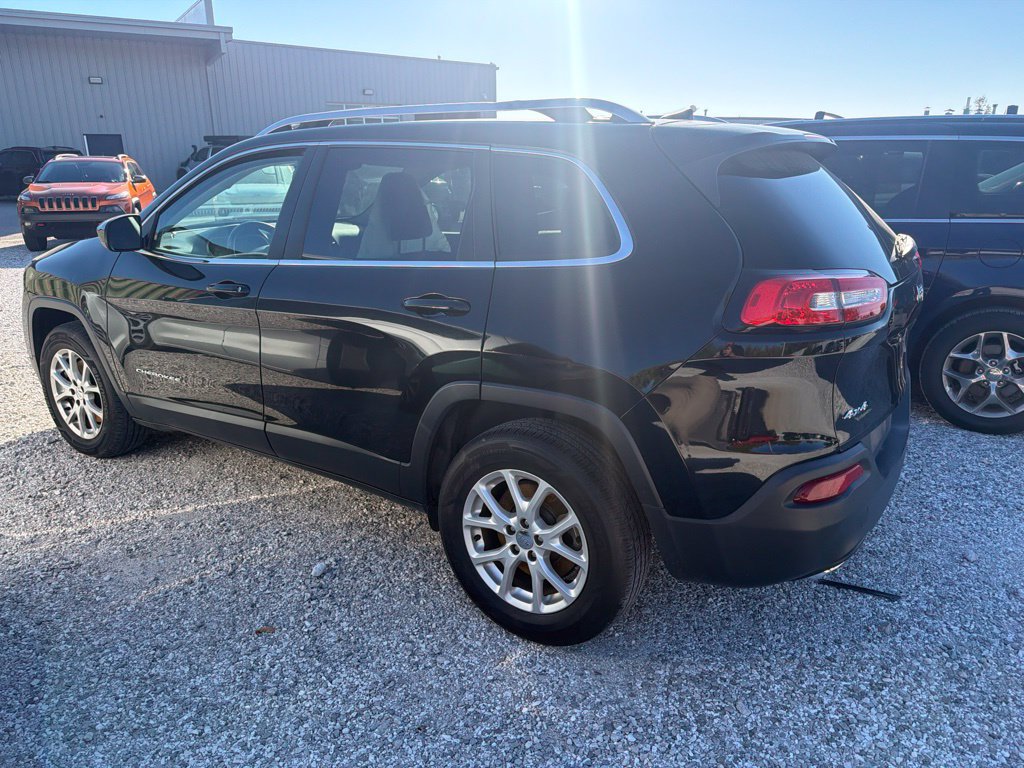 Used 2017 Jeep Cherokee Latitude w/ Cold Weather Group AWD/4WD image 8