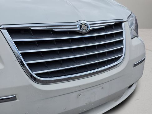 Used 2009 Chrysler Town & Country Limited w/ Entertainment Group #3 FWD image 9