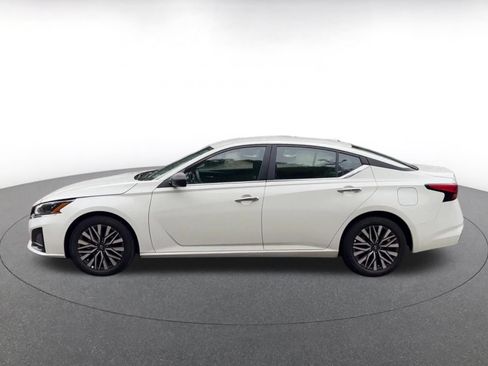 Used 2025 Nissan Altima 2.5 SV FWD image 9