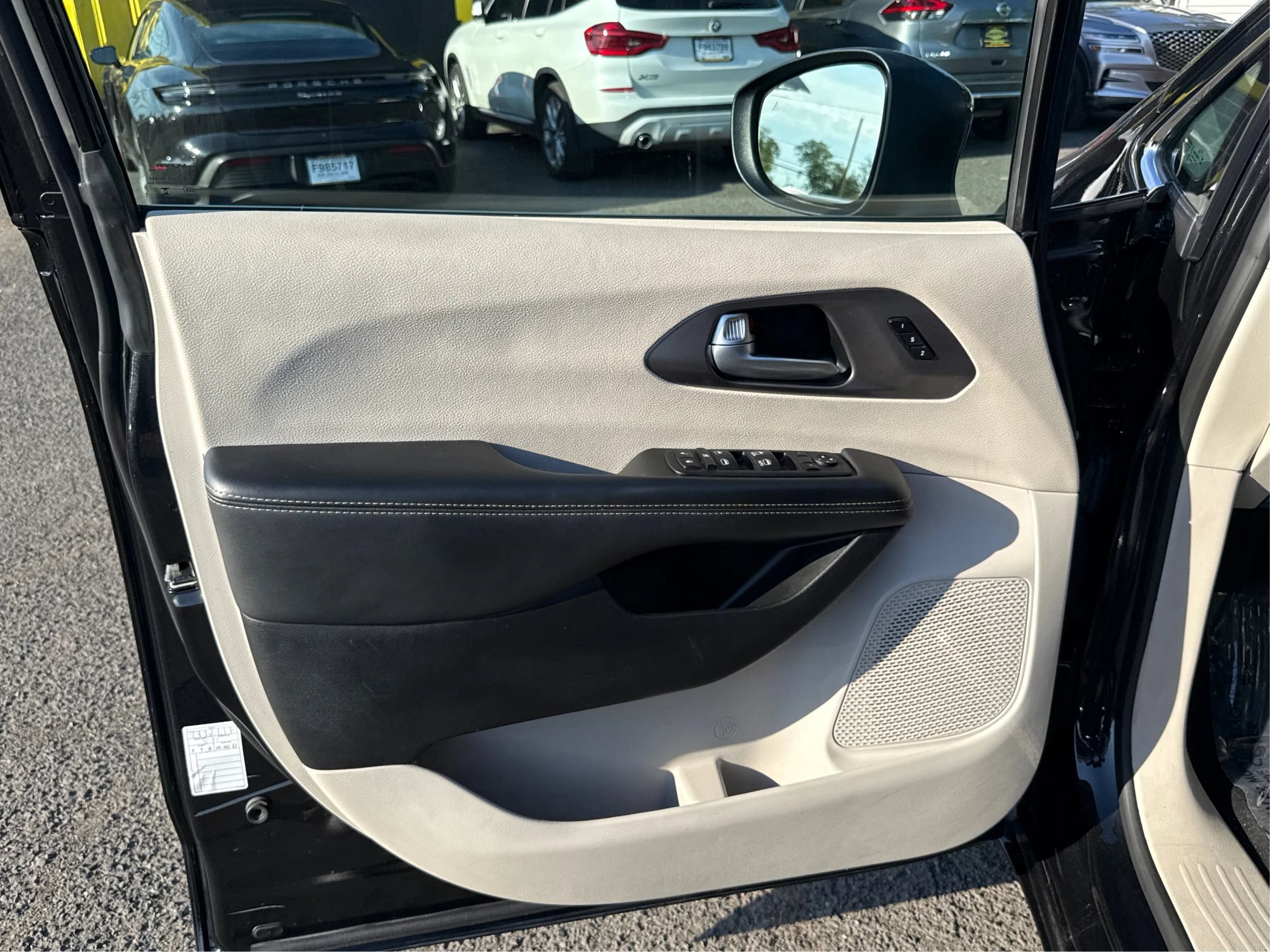 Used 2023 Chrysler Pacifica Touring-L FWD image 18