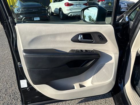 Used 2023 Chrysler Pacifica Touring-L FWD image 18