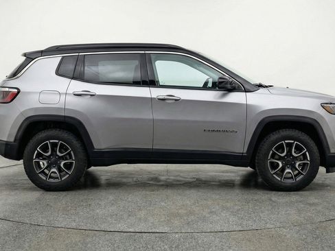 Used 2025 Jeep Compass Trailhawk image 11