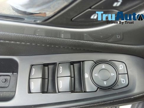 Used 2023 Chevrolet Traverse LT FWD image 16