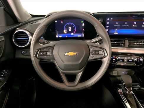 Used 2025 Chevrolet Trax LT FWD image 5