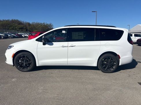 New 2026 Chrysler Pacifica Limited w/ S Appearance Package image 8