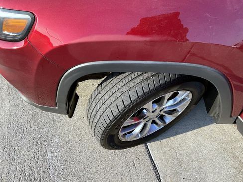 Used 2019 Jeep Cherokee Latitude Plus w/ Comfort/Convenience Group FWD image 23
