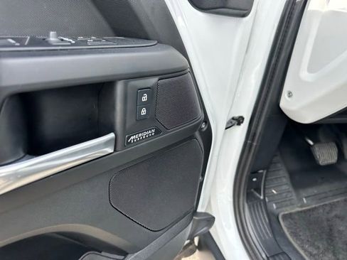 Used 2025 Land Rover Defender 130 X-Dynamic SE AWD/4WD image 8