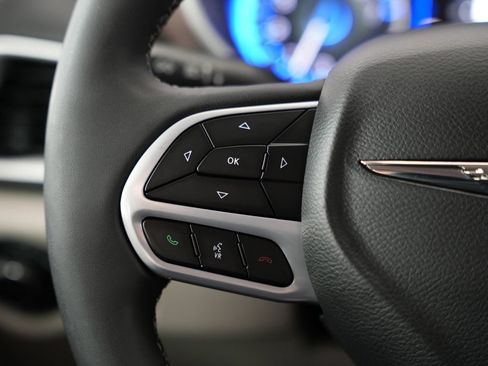 Used 2022 Chrysler Voyager LX FWD image 12