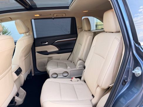 Used 2019 Toyota Highlander Limited Platinum FWD image 18