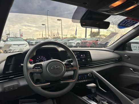 Used 2023 Hyundai Elantra SEL image 12
