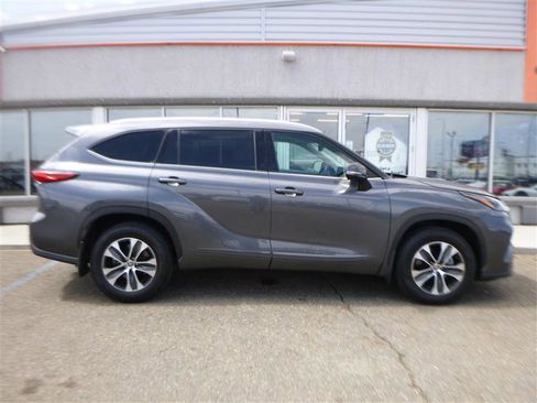 Used 2022 Toyota Highlander XLE AWD/4WD image 4