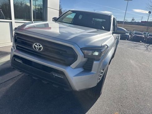 Used 2025 Toyota Tacoma SR5 image 4