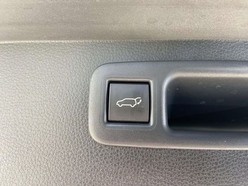 Used 2025 Toyota Highlander XLE AWD/4WD image 11