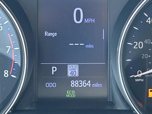 Used 2021 Toyota C-HR LE FWD image 33