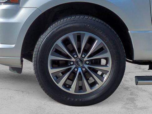 Used 2016 Lincoln Navigator Select image 16