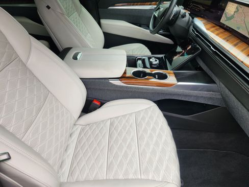 Certified 2025 Cadillac Escalade Sport Platinum w/ LPO, ONYX Package AWD/4WD image 12