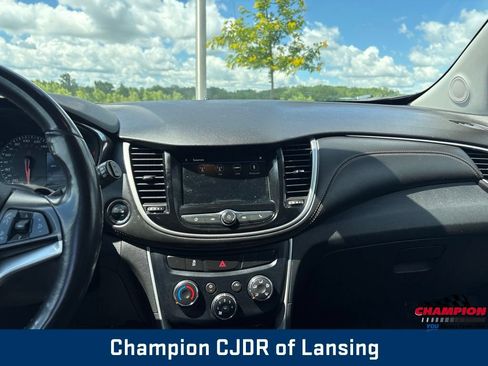 Used 2019 Chevrolet Trax LT w/ LT Convenience Package FWD image 3