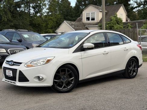 Used 2014 Ford Focus SE w/ Equipment Group 201A FWD image 2
