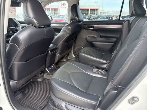Certified 2021 Toyota Highlander Limited FWD image 29