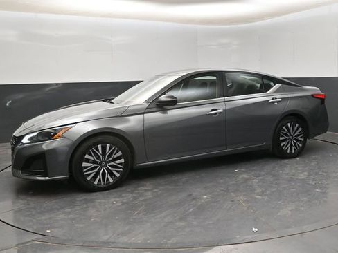 Used 2025 Nissan Altima 2.5 SV FWD image 4