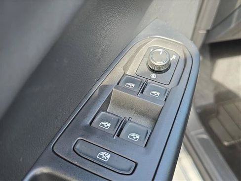 Used 2026 Volkswagen Taos SE FWD image 5