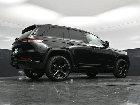 Used 2023 Jeep Grand Cherokee Limited w/ Black Appearance Package AWD/4WD image 59