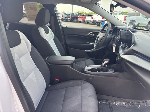Used 2025 Chevrolet Trax LS image 46