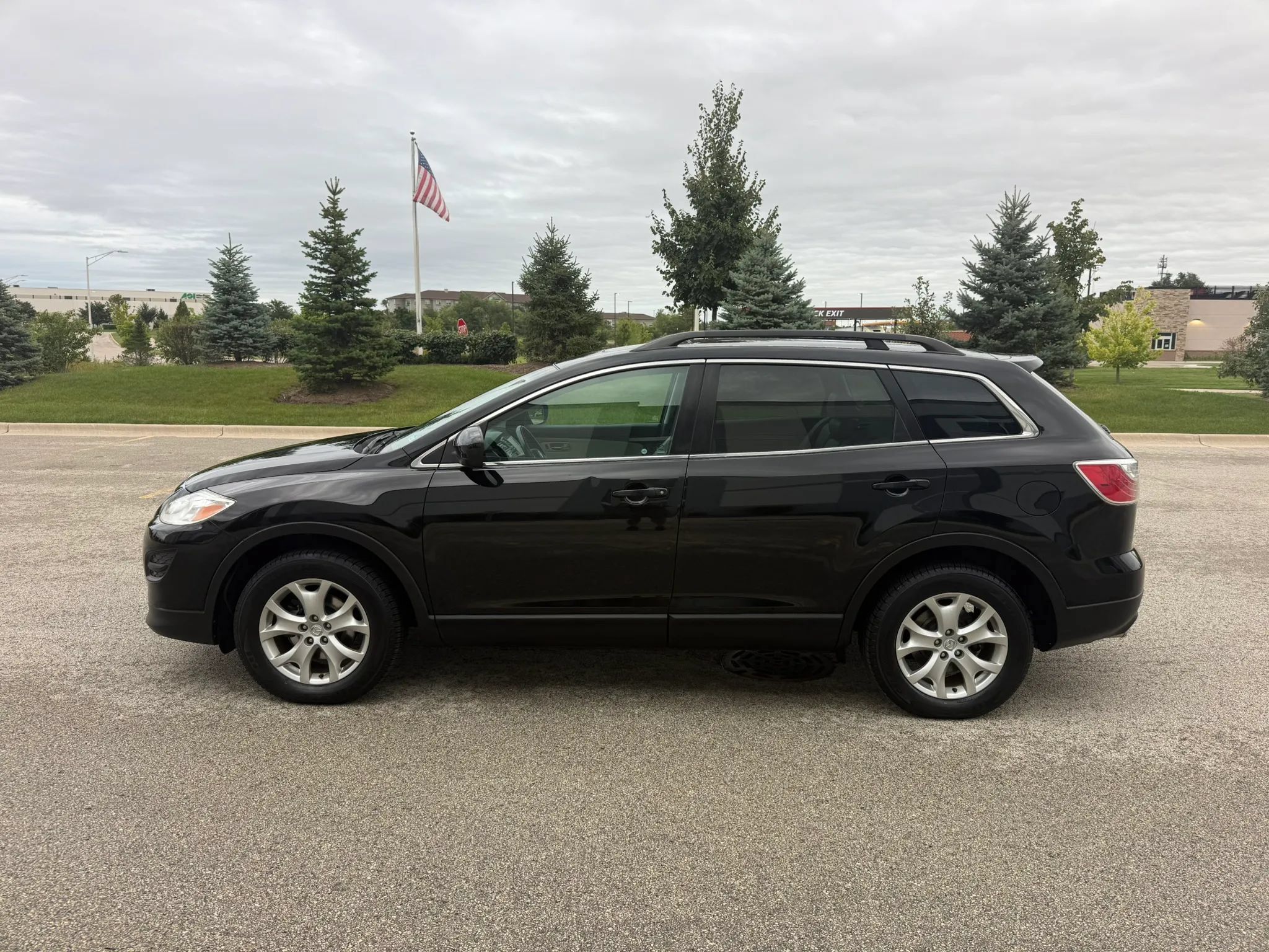 Used 2011 MAZDA CX-9 Touring w/ Moonroof & Bose Audio Pkg AWD/4WD image 2