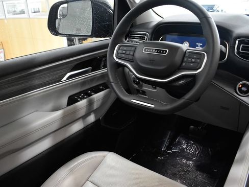 Used 2023 Jeep Wagoneer Series III w/ Preferred Equipment Group AWD/4WD image 21