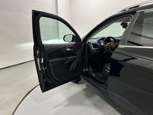Used 2019 Jeep Cherokee Limited image 23