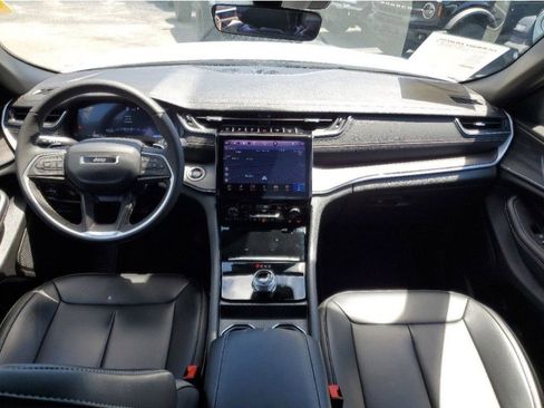 Used 2025 Jeep Grand Cherokee Limited w/ Black Appearance Package image 13