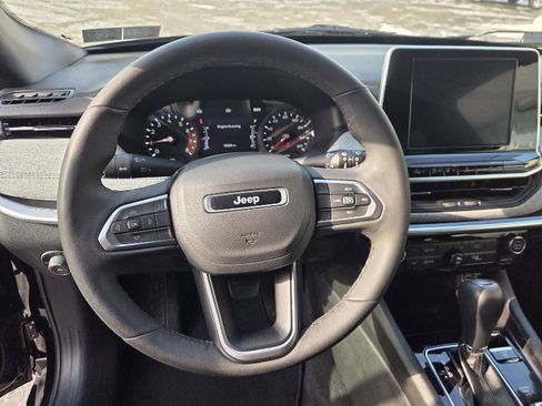 Used 2025 Jeep Compass Latitude image 32