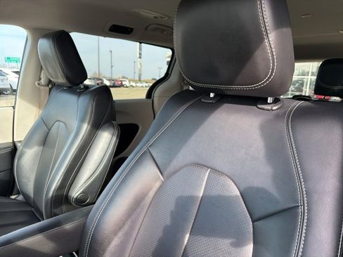Used 2024 Chrysler Pacifica Touring-L image 26