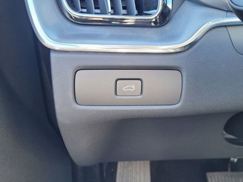 Certified 2025 Volvo XC60 B5 Core w/ Protection Package Premier image 17