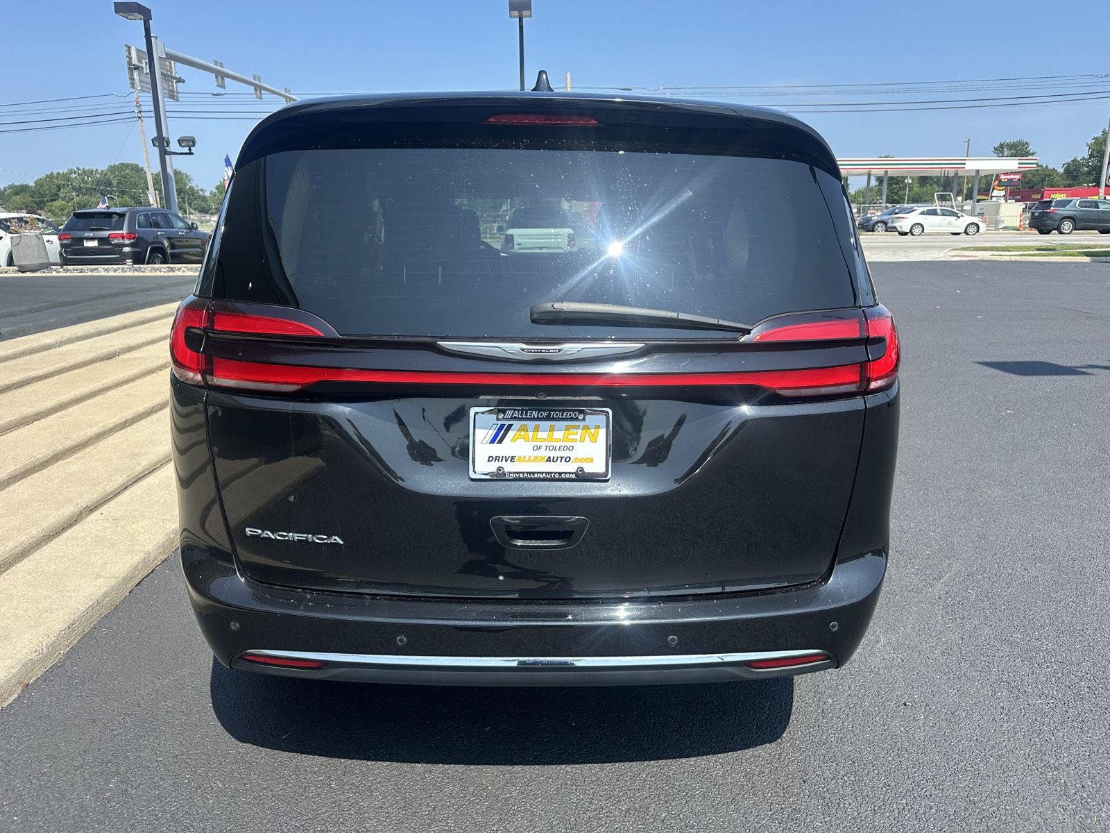 Used 2023 Chrysler Pacifica Touring-L FWD image 10