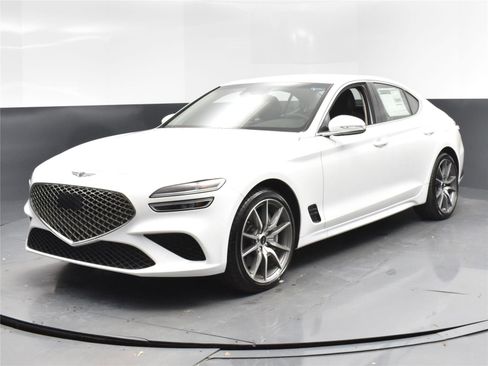 Used 2025 Genesis G70 2.5T image 1