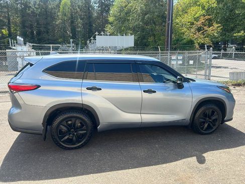 Used 2022 Toyota Highlander XLE AWD/4WD image 4