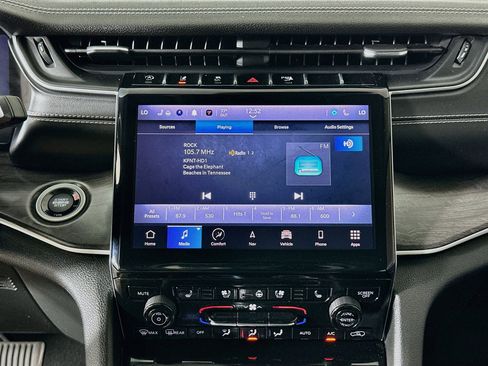 Used 2023 Jeep Grand Cherokee L Limited w/ Luxury Tech Group II AWD/4WD image 21