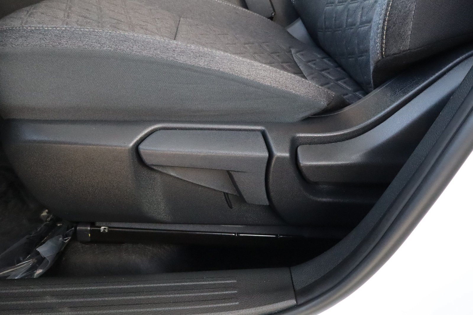Used 2025 Nissan Kicks SV FWD image 22