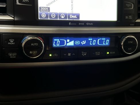 Used 2019 Toyota Highlander XLE AWD/4WD image 27