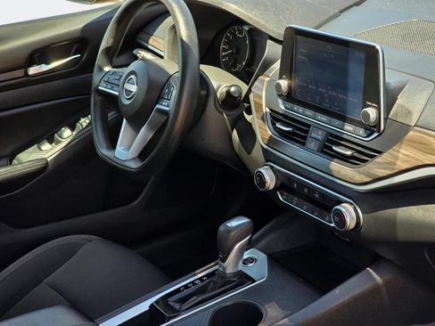 Used 2025 Nissan Altima 2.5 SV FWD image 37